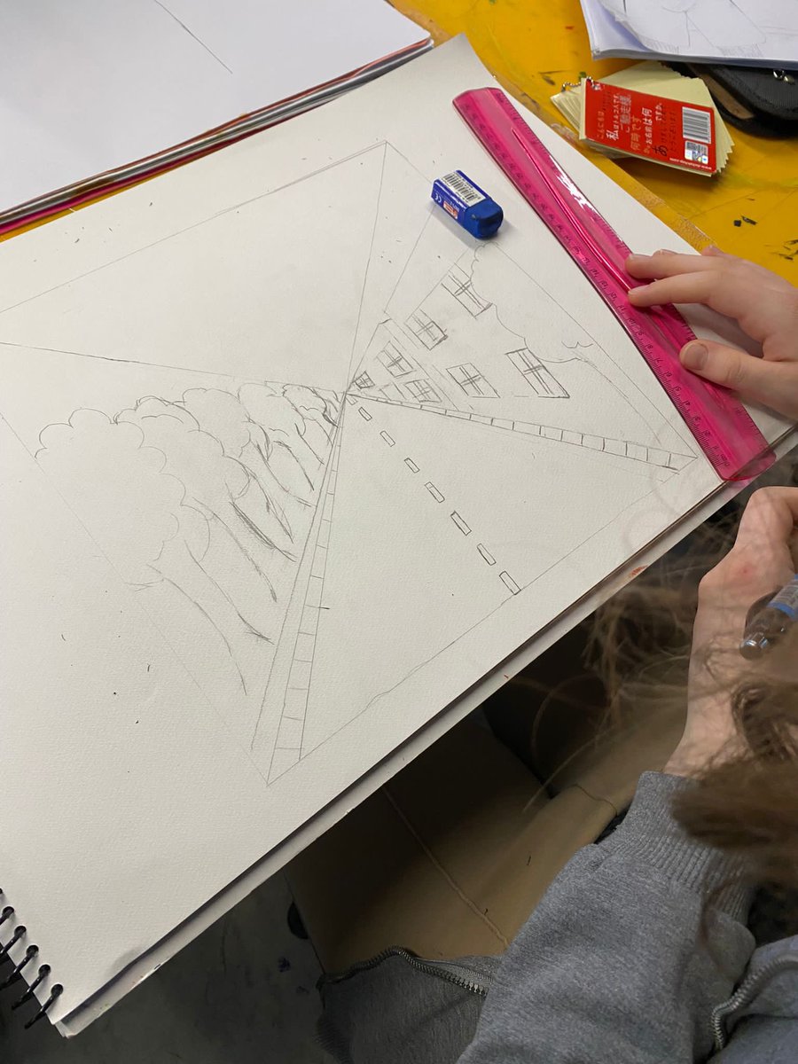 Ortaokul kademesi ile tek kaçışlı perspektif üzerine çalışmamızı gerçekleştirdik. Kaçış noktası, ön-arka ilişkisi, sıklık-seyreklik, büyüklük-küçüklük kavramları üzerinde durduk ve uyguladık👩🏻‍🎨💜🧑🏻‍🎨 #ugurdasanatvar🎨
<a href="/MUSTAFACAKIR28/">MUSTAFA ÇAKIR</a> 
<a href="/ozleyis_yalcin/">Özleyiş Yalçın</a> 
<a href="/Gulinsinan/">Gülinsinan</a> 
<a href="/ozlemsonmez14/">Özlem Sönmez</a>