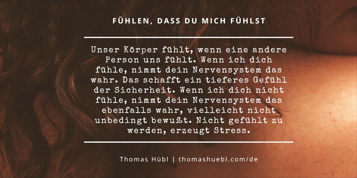 Unser Körper fühlt, wenn eine andere Person uns fühlt. Wenn ich dich fühle, nimmt dein Nervensystem das wahr. Das schafft ein tieferes Gefühl der #Sicherheit. Wenn ich dich nicht fühle, nimmt dein #Nervensystem das ebenfalls wahr, vielleicht nicht bewusst. Das erzeugt #Stress.