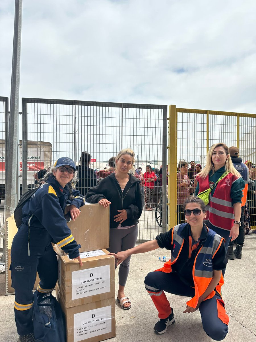 BagcilarMem's tweet photo. #VARIM Projesi kapsamında
#Hatay'da depremzede vatandaşlarımıza tespit edilen ihtiyaçlarının yer aldığı her çadıra özel hazırlanan yardım kolilerinin dağıtımı devam ediyor. https://t.co/glh7zxXviN