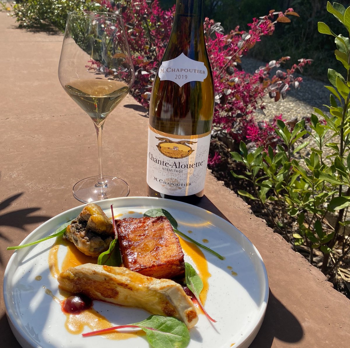 M_Chapoutier's tweet photo. Quel vin pour accompagner « La pintade en deux façons, croustillant de pommes de terre, ketchup de betteraves » ?
Monier de la #Sizeranne, qui en bouche est rond avec des tannins souples. Ou #Chante-Alouette, au nez complexe avec des arômes de coing, miel et des notes de tilleul. https://t.co/14Mu5MmK7p