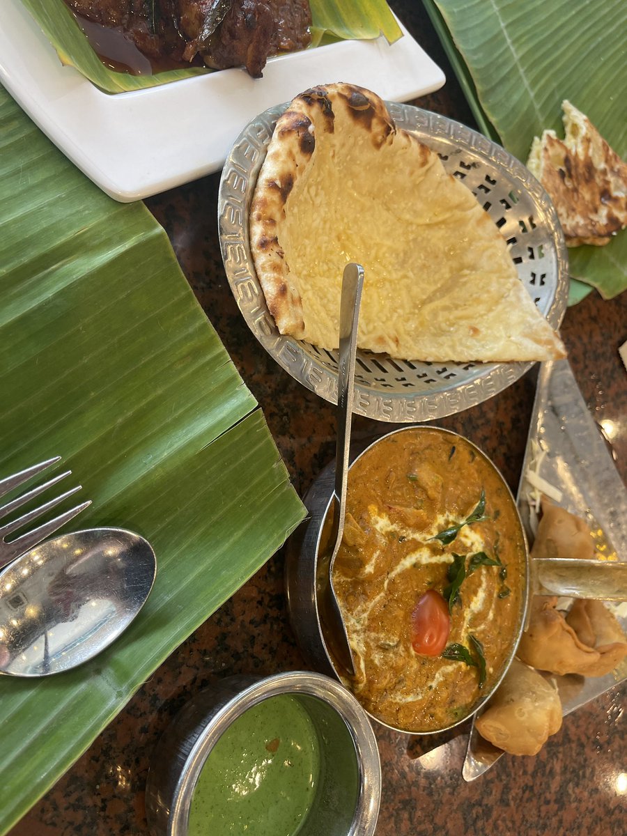 @Nickjames40Nick Had lunch today at the Banana Leaf Apolo, which is in Little India and quite famous. 
The most delicious Malabar chicken and vegetable samosas but goodness me they were eyewateringly hot!  All washed down with Tiger beer, very civilised 😁