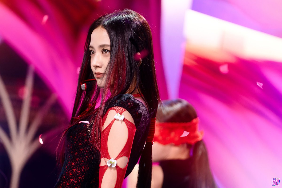 📸 Fotos da Jisoo no debut stage no Inkigayo (3) #JISOO #FLOWER