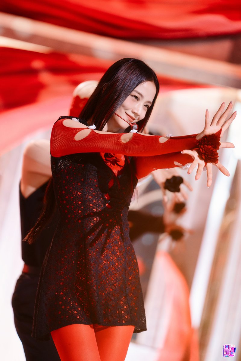 📸 Fotos da Jisoo no debut stage no Inkigayo (3) #JISOO #FLOWER