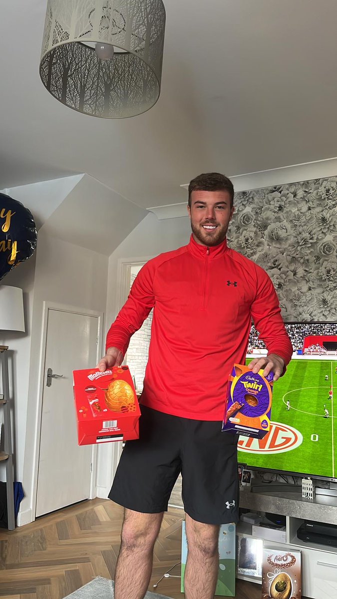 Saltneytownfc's tweet photo. A massive well done to our shot stopper Alex Swindell on winning the player of the month for March - Tough month that would have been even tougher without some of his heroics… Well done Swinners… 🧤 🧤 🔴⚫️🔴 #keeperunion #bordermen https://t.co/0fHUYSnkxc