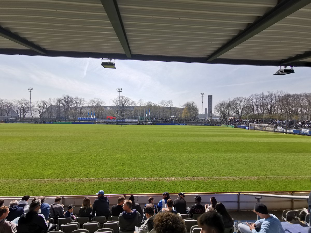 Der Heimbereich ist gut gefüllt. #BSCBVB #BSCU19 #HaHoHe