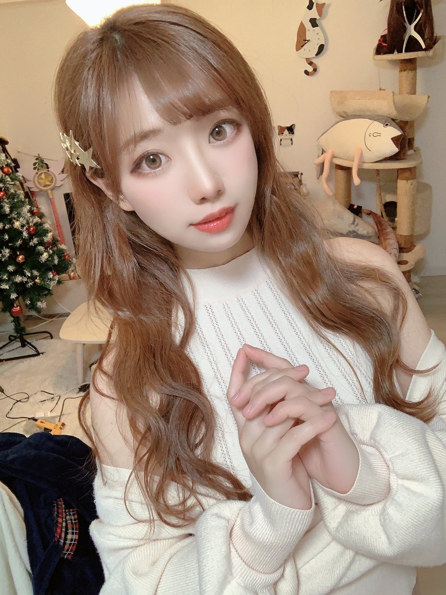 髪色どんどん金髪なってきた（ ;  ; ）なんかギャルっぽい…
（クリスマスツリー可愛いから4月になったとしてもしまいたくない） https://t.co/oukxfc6Yfc