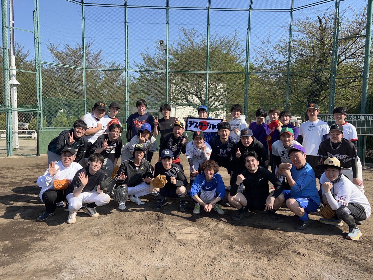 晴れた日はみんなで野球を信じました。
ちょっと晴天がすぎるし、1人300円でこの楽しさは娯楽の果て。

終わりで仲良くなった小学生の男の子たちと一緒にブタメン食べた。金麦に匹敵するソウルフードかもしれない。 https://t.co/9OTZSHJpWU