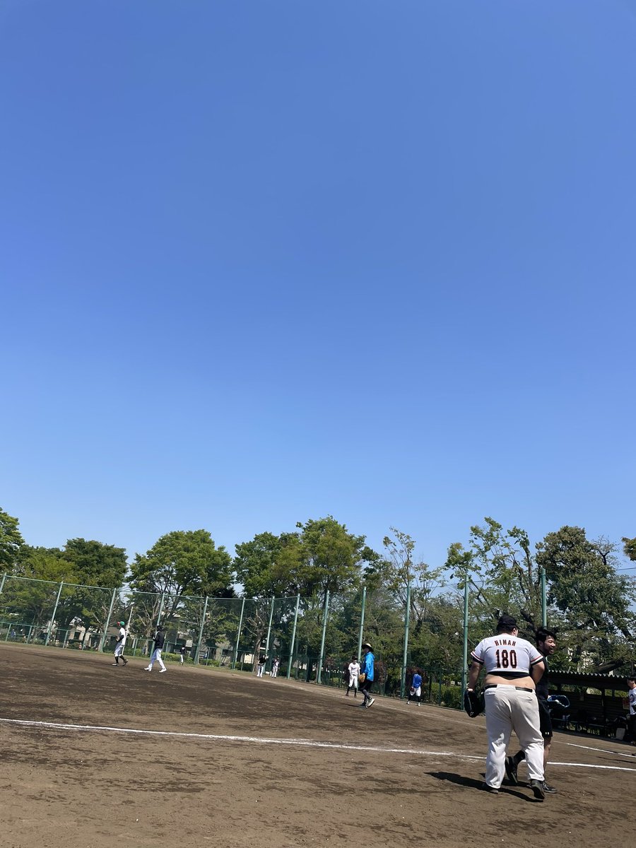 晴れた日はみんなで野球を信じました。
ちょっと晴天がすぎるし、1人300円でこの楽しさは娯楽の果て。

終わりで仲良くなった小学生の男の子たちと一緒にブタメン食べた。金麦に匹敵するソウルフードかもしれない。 https://t.co/9OTZSHJpWU