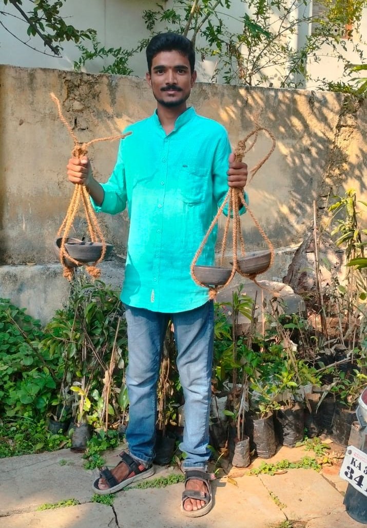 MethreSubhash's tweet photo. ಕಲಬುರಗಿ‌ ನಗರದಲ್ಲಿ ರಣಬಿಸಿಲು ಪ್ರಾರಂಭವಾದ ಹಿನ್ನೆಲೆ  ನಾಲ್ಕುಚಕ್ರ ತಂಡದಿಂದ ಪಕ್ಷಿಗಳಿಗೆ ನೀರಿನ ದಾಹ ಕಡಿಮೆ‌ ಮಾಡಲು ಗಿಡ ಮರಗಳಿಗೆ ಮಡಿಕೆಗಳಲ್ಲಿ ನೀರು ಹಾಕಿ ತೂಗು ಹಾಕಲಾಯಿತು ಮತ್ತು ಅಲ್ಲಿರುವ ಜನಗಳಿಗೆ ದಿನನಿತ್ಯವೂ ನೀರು ಹಾಕಲು ಮನವಿ ಜೊತೆಗೆ ಜಾಗೃತಿ ಮೂಡಿಸಲಾಯಿತು... #TeamNalkuChakra https://t.co/y9yMiNpKP6