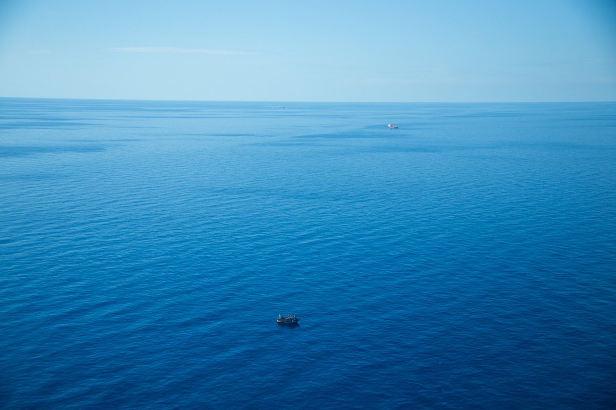 🔴 Update
A merchant vessel has supplied fuel &amp; water to the boat with ⁓400 people on it but has not rescued it following orders from Malta.
Currently, the boat is struggling with 1.5m waves, a huge danger.
The EU must take its responsibility &amp; rescue the people immediately!