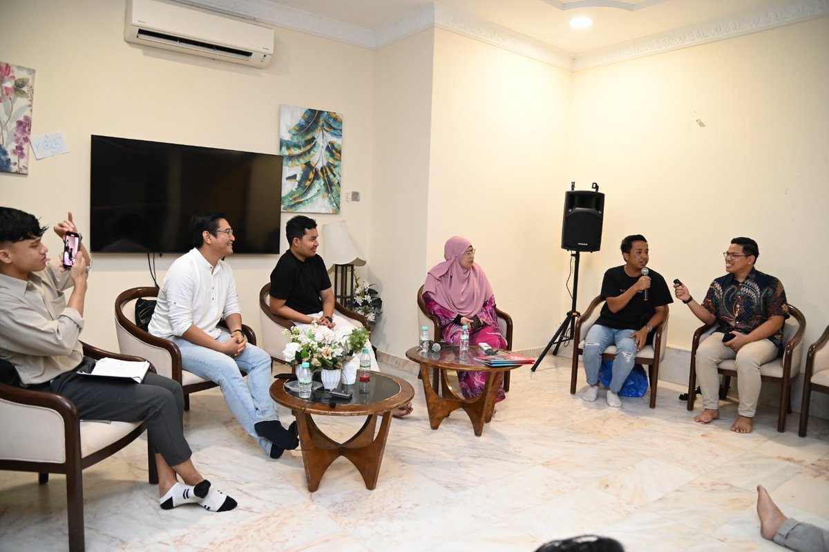 okmuazh's tweet photo. Guys. Aku ada satu confession.

Harap2 korang boleh terima lah benda ni 🙏

Sebenarnya...

Event #BOSAN7 ni bukan aku yang punya.

Aku rasa serba salah doh kalau tak cerita benda ni kat korang.

Ini perkara2 yang korang kena tahu sebelum puji aku sebagai organizer BOSAN7

👇🏼👇🏼👇🏼 https://t.co/AQnwsv0Xif