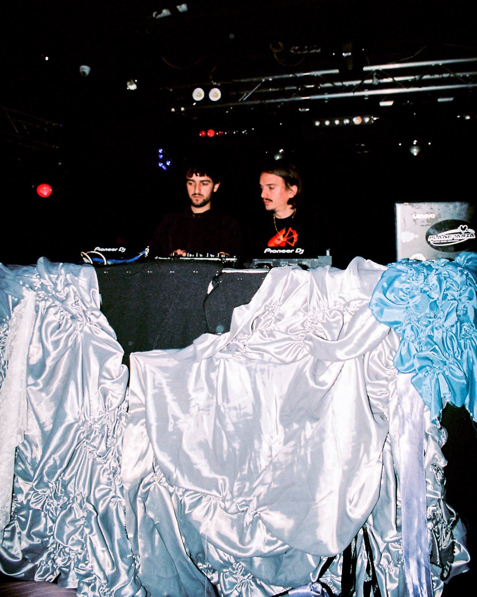 L’artisanat à l’ère du numérique, les soirées sold out, Barbés (…) : portrait du duo de DJs / du label Promesses dans le dernier <a href="/lesinrocks/">Les Inrockuptibles</a> ☄️

Avec plein d’autres hyper chouettes au sommaire !