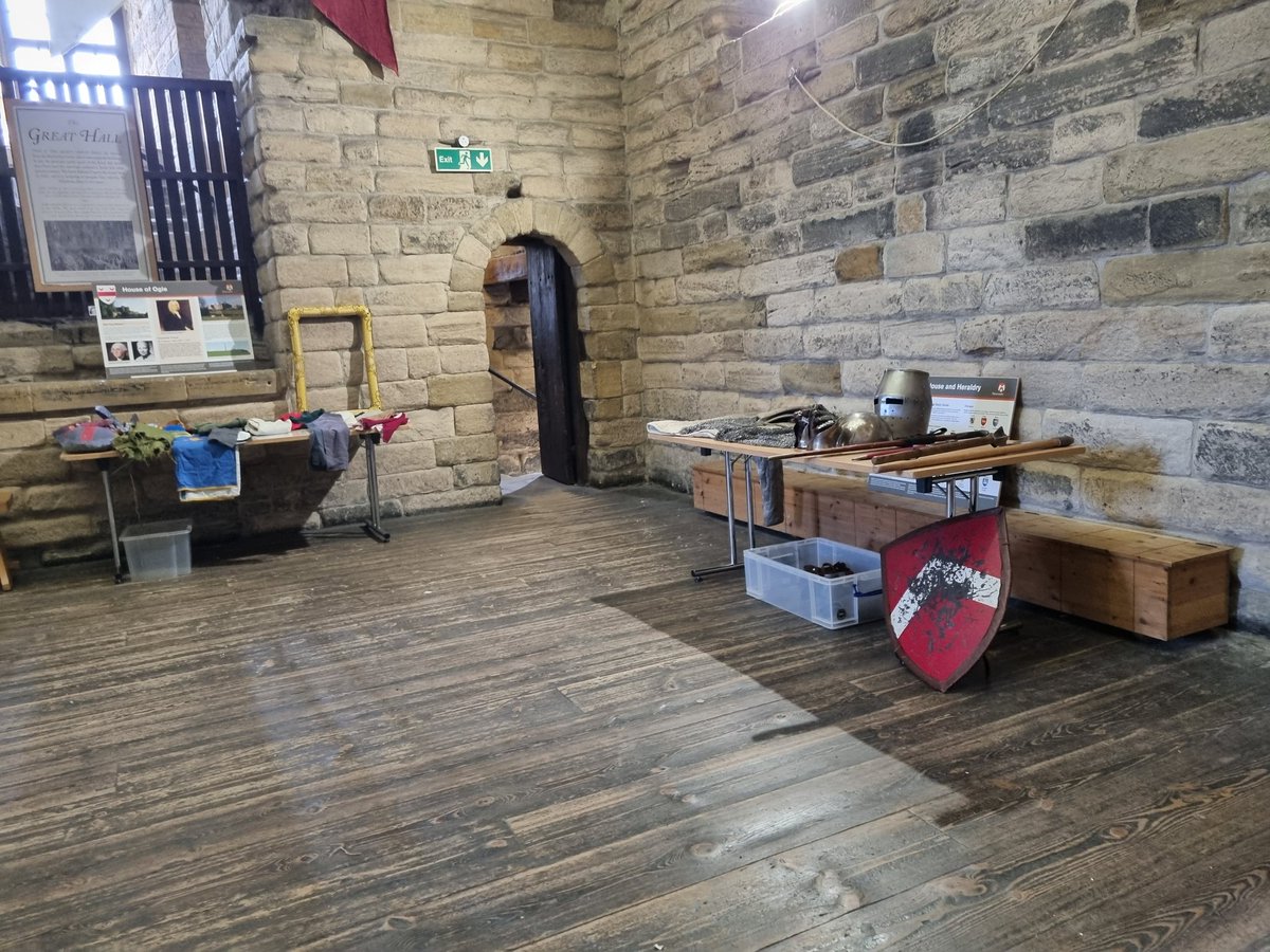 EmmaFelling's tweet photo. I'm ready for a day of armour, weapons and medieval dress up @NewcastleCastle. Did you know that in the solar next to the great hall sits one of the earliest examples of a #medieval wall fireplace in Britain? #history https://t.co/cY7nrikhGK