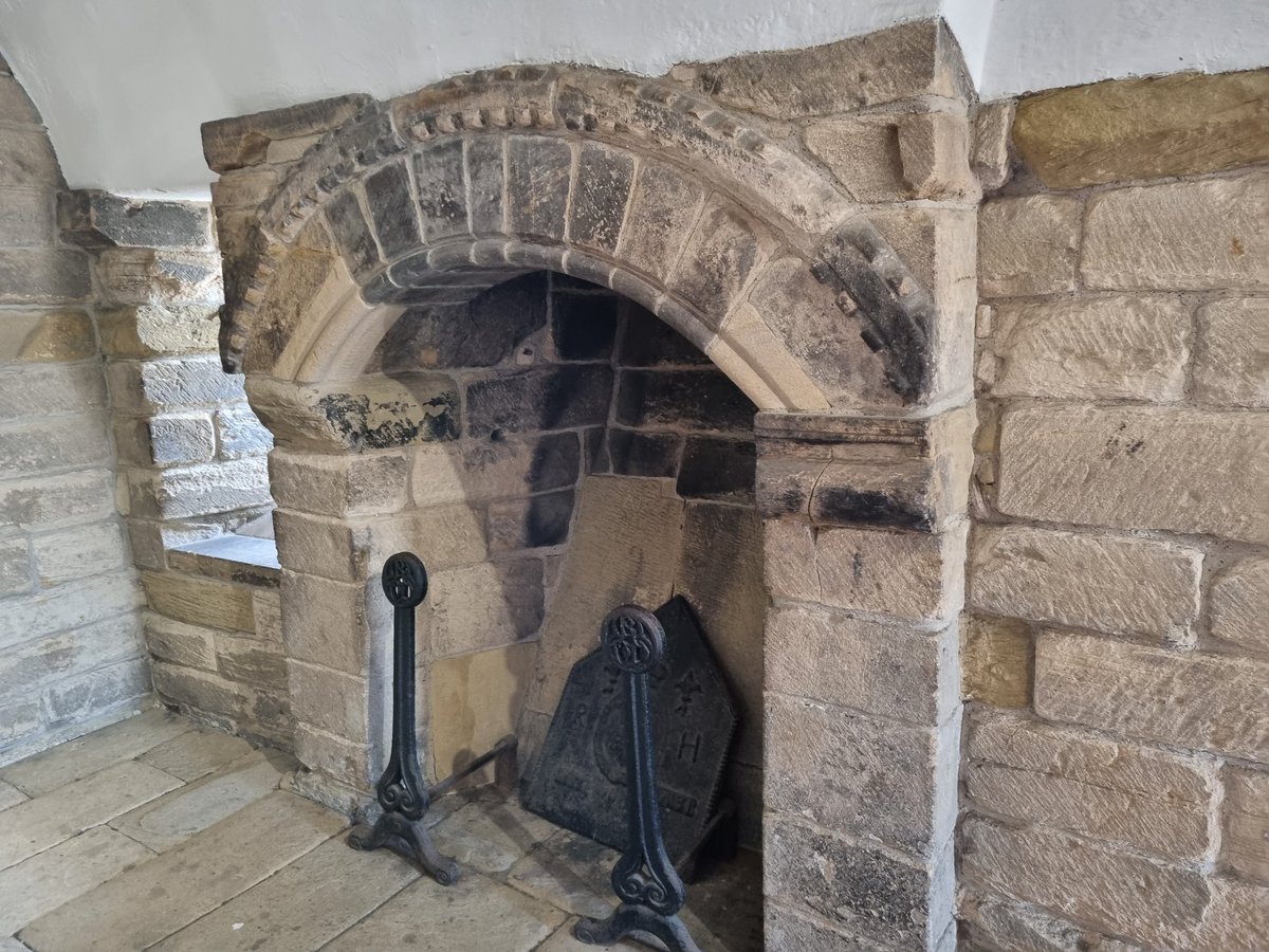 EmmaFelling's tweet photo. I'm ready for a day of armour, weapons and medieval dress up @NewcastleCastle. Did you know that in the solar next to the great hall sits one of the earliest examples of a #medieval wall fireplace in Britain? #history https://t.co/cY7nrikhGK