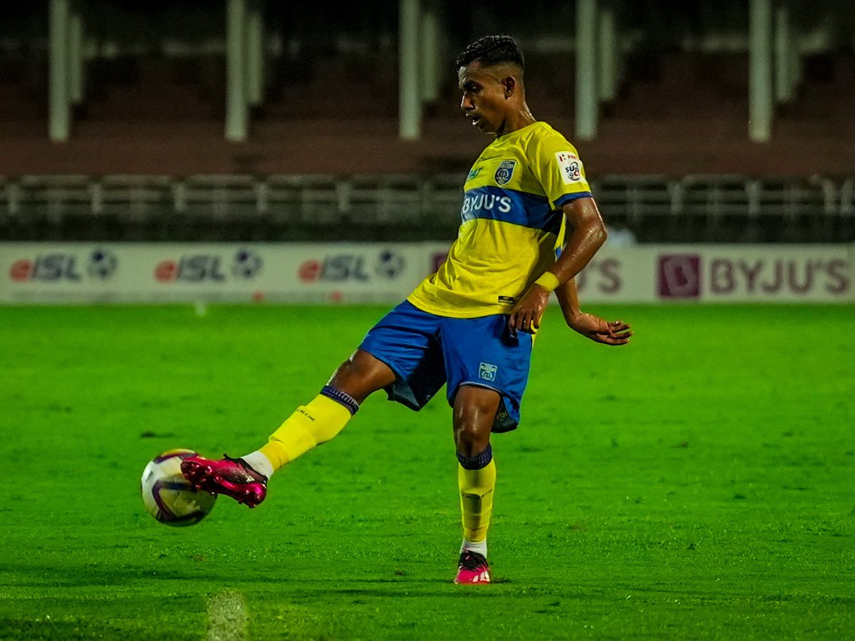 KeralaBlasters's tweet photo. Pulling the strings in our midfield! ⚽🧠
#HeroSuperCup #KBFCRGPFC #ഒന്നായിപോരാടാം #KBFC #KeralaBlasters https://t.co/wHdbF7mE6T