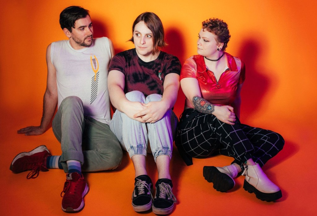 propaganda_site's tweet photo. Shaylee creates indie rock with melodic pop tones that  often stylistically references the big, sweeping sound of the early '00s. 

Latest addition to our site at https://t.co/zrcKlW7IfD 
#tPsBNewEntry #Shaylee @Shayleeband https://t.co/yBgnLl2JWK
