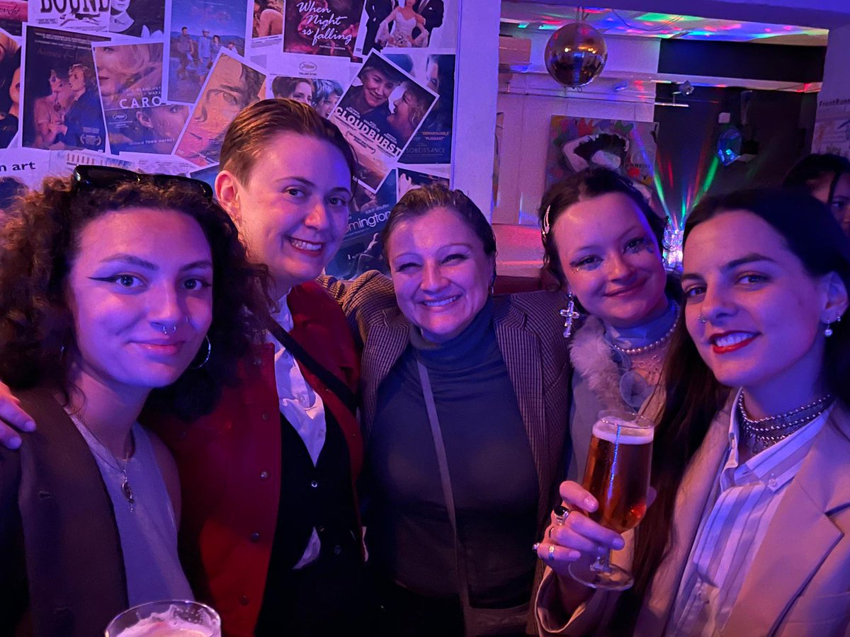 c_ratel's tweet photo. L'équipe de @TETUmag la géniale Alice Perotti et au milieu, le sourire que leur bienveillance m'inspire. https://t.co/69VnnFVDb4