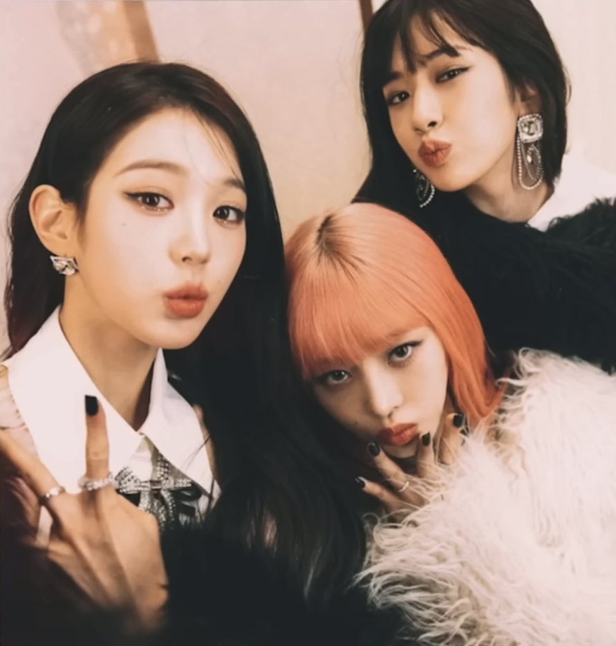 wonyoungpics's tweet photo. this trio https://t.co/nJXdbEyhru