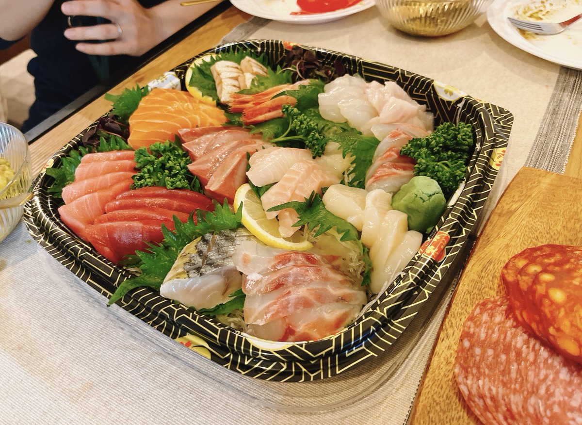 minarai0035's tweet photo. 昨晩は近所に住む素敵なご夫婦とお寿司パーティーを企画🥳🍣
Earingにあるnatural naturalで
🙋🏻♀️「1人15ポンドで4人前をお任せで!」と予約したところ
こんな豪華な盛り合わせが爆誕!!
UKでこんな刺し盛を拝めるなんて...😭😭😭
我らがnatural naturalに拍手👏👏
#naturalnatural
#earing https://t.co/DYwWdRh5oB