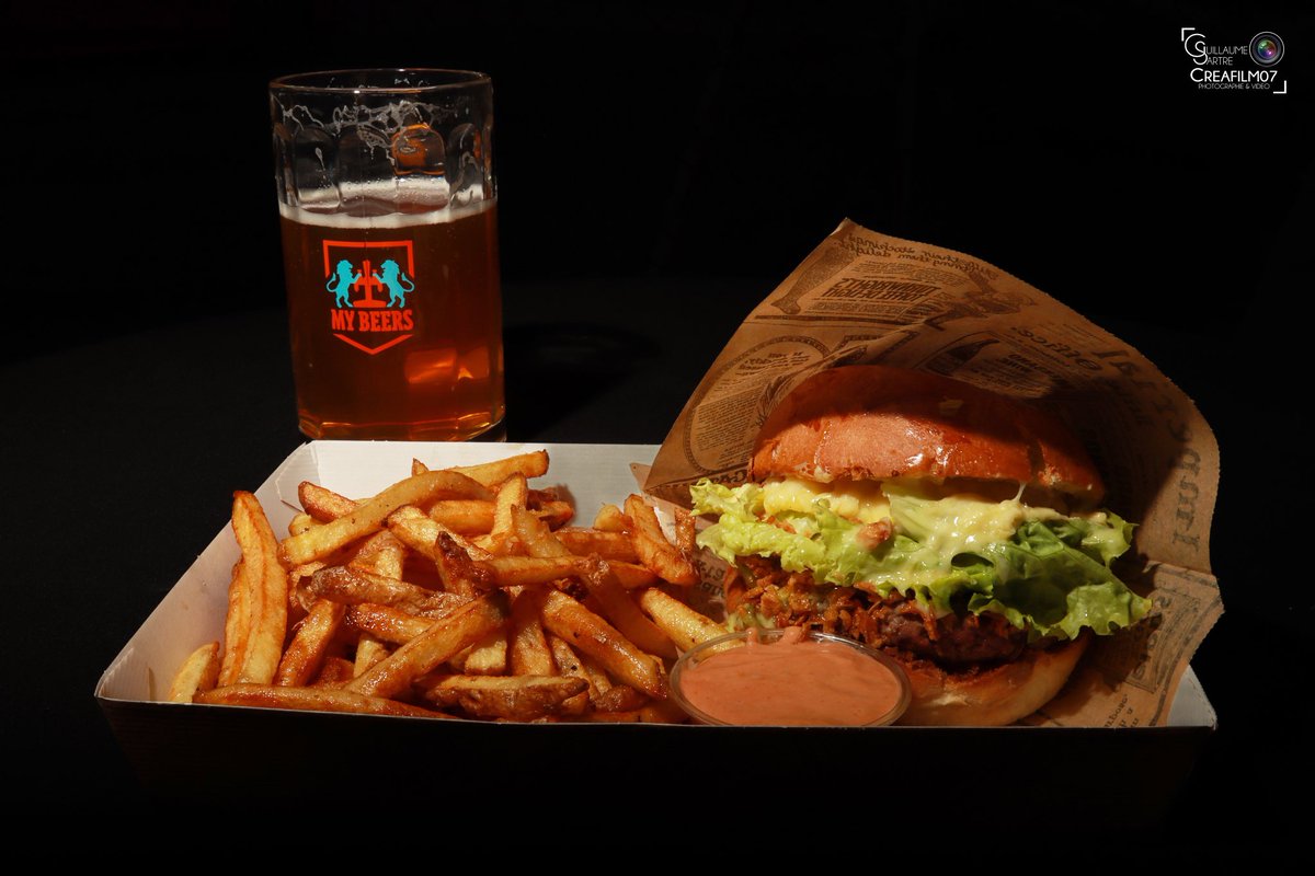 CREAFILM07's tweet photo. Vous ne le regretterez pas !
Un bon burger de @lagricantine_foodtruck avec une succulente mousse du @my_beers_privas
#burger #biere #beer #hamburger #mybeersprivas #mybeer #mybeers #ardeche #drome #privas #lagricantine #foodporn #foodtruck @mybeers.officiel https://t.co/jaAGMkTbh0
