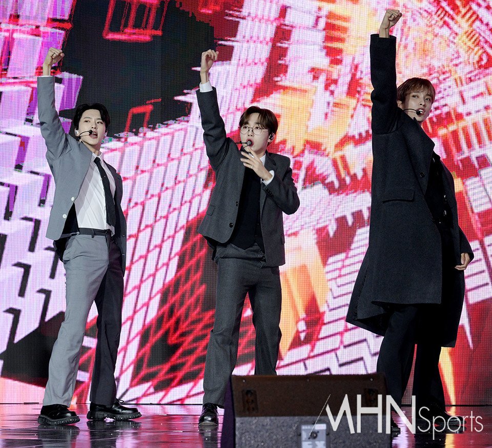 WorldwideCarats's tweet image. [INFO] BSS performed 'Fighting' earlier at the V League Awards Ceremony as a congratulatory performance

#BSS_Fighting #SECONDWIND #부석순 @pledis_17 @pledis_17jp