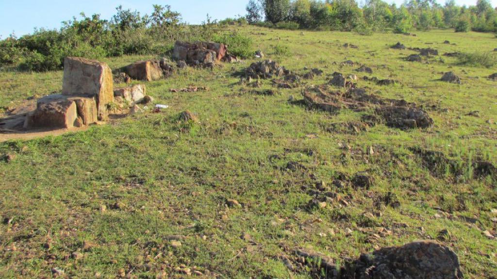 #BugeseraTuribuka kuwa 10/04/1994, abatutsi bari barahungiye ku musozi wa Rebero, bakaba bari bamaze iminsi basubiza inyuma ibitero by’interahawe, nibwo bishwe barashwe n’abasirikare bari bavuye mu kigo cya gisirikare cya Gako. 
#Kwibuka29
1/4