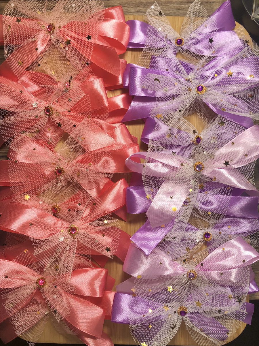 eryelrv's tweet photo. To add to this project, I made simple ribbons for aespa and snsd light sticks 💖💜💕 onti laaaang!! 24 lang nagawa ko nyehehe:))⭐️💫✨ https://t.co/TFLHdsZt2y