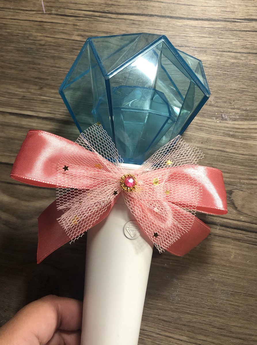 eryelrv's tweet photo. To add to this project, I made simple ribbons for aespa and snsd light sticks 💖💜💕 onti laaaang!! 24 lang nagawa ko nyehehe:))⭐️💫✨ https://t.co/TFLHdsZt2y