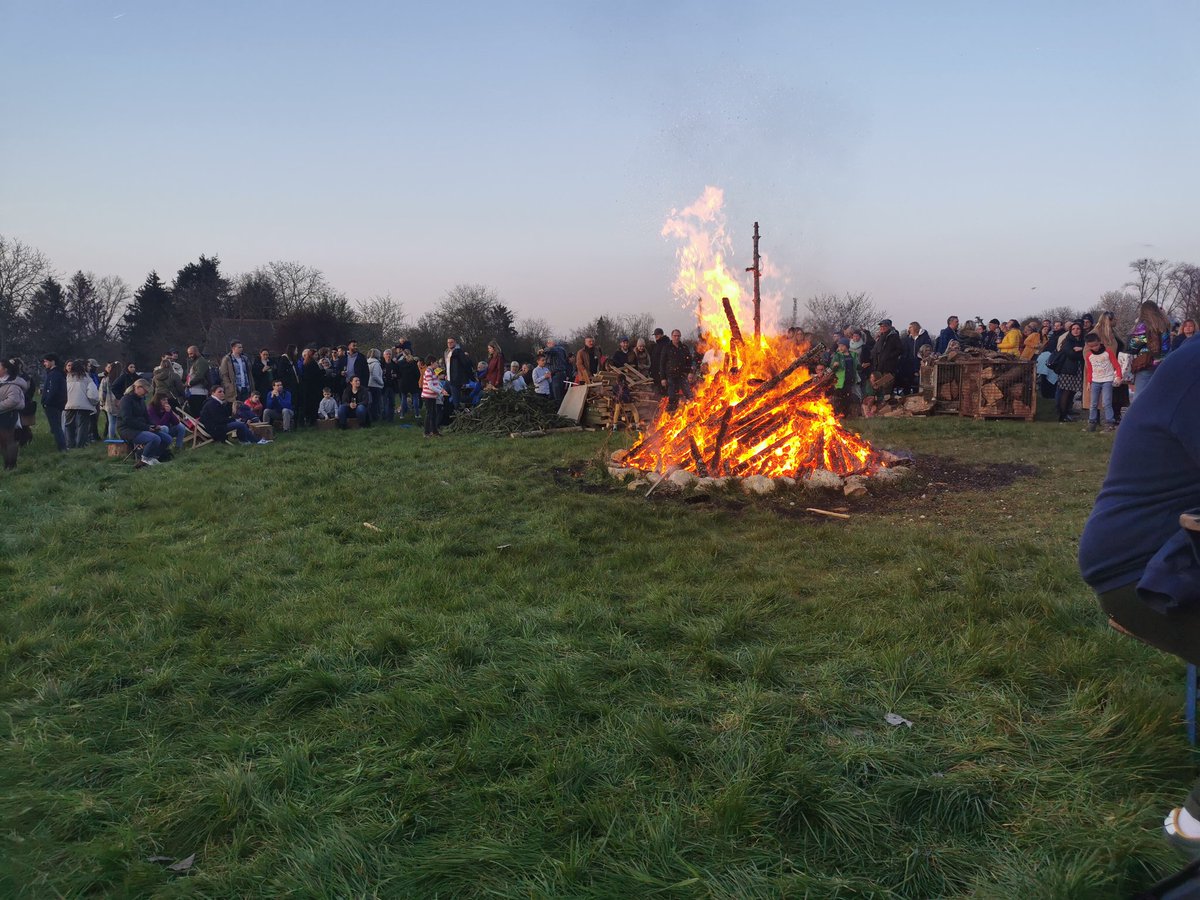 micramouse's tweet photo. Gemessen am Erlebnis ist der Wirkungsgrad eines Osterfeuers sehr hoch, besonders wenn nicht nur gemeinsam gefeiert, sondern auch gemeinschaftlich gehandelt wird.
https://t.co/JKIaZY4WLr https://t.co/eeq0OCXVSA