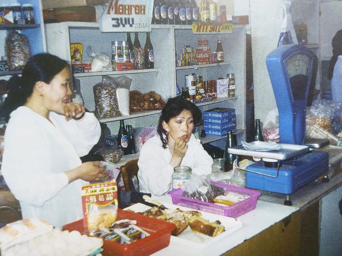 MongolianVisual's tweet photo. "Меркури хүнсний зах" (1994 он)

Зурагчин: Паула Л.В.Саблоф ©1994

"Mercury Market", 1994

Photographer: Paula L.W.Sabloff ©1994 https://t.co/5NkUxpOtfH