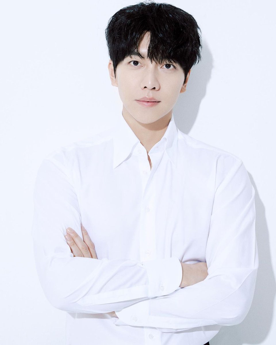 Upcoming Projects of #LeeSeungGi 😶

(Music)
• Asian Tour 
• 20th Debut Anniversary Album 

(Acting)
• About Family Movie 
• Myeon Myeon Myeon Movie 

(Variety)
• Bro Marble
• Brothers Ramyeon
• Strong Heart League 

Ongoing - Peak Time

How about we add a drama too?? 😆