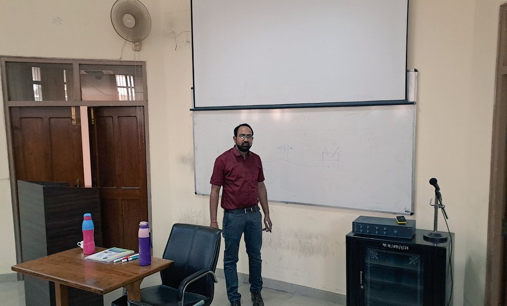 BhagidariBhawan's tweet photo. आज दिनाँक 10 अप्रैल 2023 को संस्थान में प्रवक्ता द्वारा अध्ययन करते छात्र।
@cmoffice @my_cmyogi @UPSamajKalyan @asim_arun @dr_hariom_ias @DrPawankyadav 
#socialwelfare #upgovt #bhagidaribhawan #drhariom https://t.co/836RelEHqA