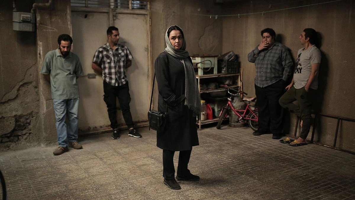 karsit_sinema's tweet photo. “Nasıl düşüneceğin değil, ne düşüneceğin öğretildi sana.”

🎬 Leyla’nın Kardeşleri, Saeed Roustayi(2022) https://t.co/OW274LXBcH