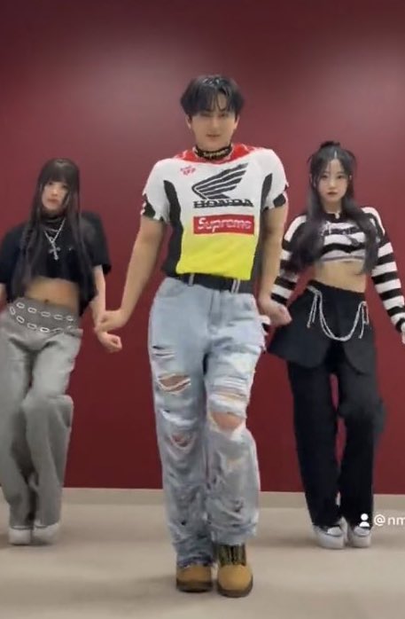 heartsbinnie's tweet photo. something about this strong dark rapper not afraid to GIVE IT HIS ALL AND GIVING GG CHOREOS JUSTICE IS SO ATTRACTIVE CHANGBIN I LOVE YOU https://t.co/DMdGYD39Hi