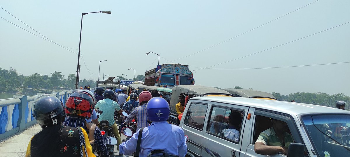 bubuN4F's tweet photo. Regular issue. Heavy traffic jam in harinchowra, coochbehar,wb on torsa river bridge in office time.plz look into the matter.
@PMOIndia 
@nitin_gadkari 
@RailMinIndia https://t.co/DVL36kBEkI