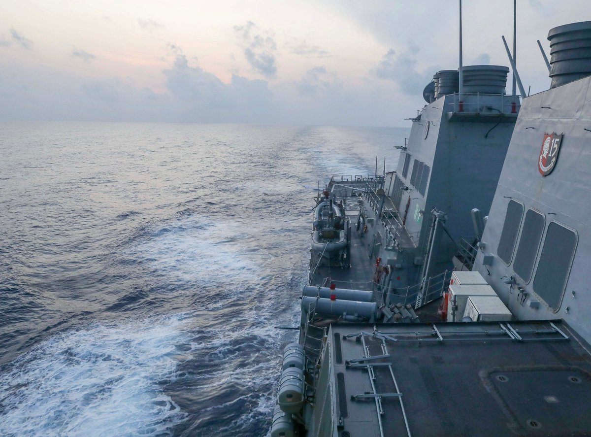 L_ThinkTank's tweet photo. ❗️ [ 🇨🇳 CHINE | 🇺🇸 ÉTATS-UNIS ]

🔸 Le destroyer américain lance-missiles Aegis, de classe Arleigh Burke, a navigué dans des eaux revendiquées par Pékin, en mer de Chine méridionale.

🔹️ Pékin affirme que « l'armée chinoise a suivi et surveillé les mouvements du destroyer ». 

🔹️  La Marine américaine, de son côté, déclare que cette « opération de liberté de navigation a respecté les droits, les libertés et les utilisations légales de la mer ».