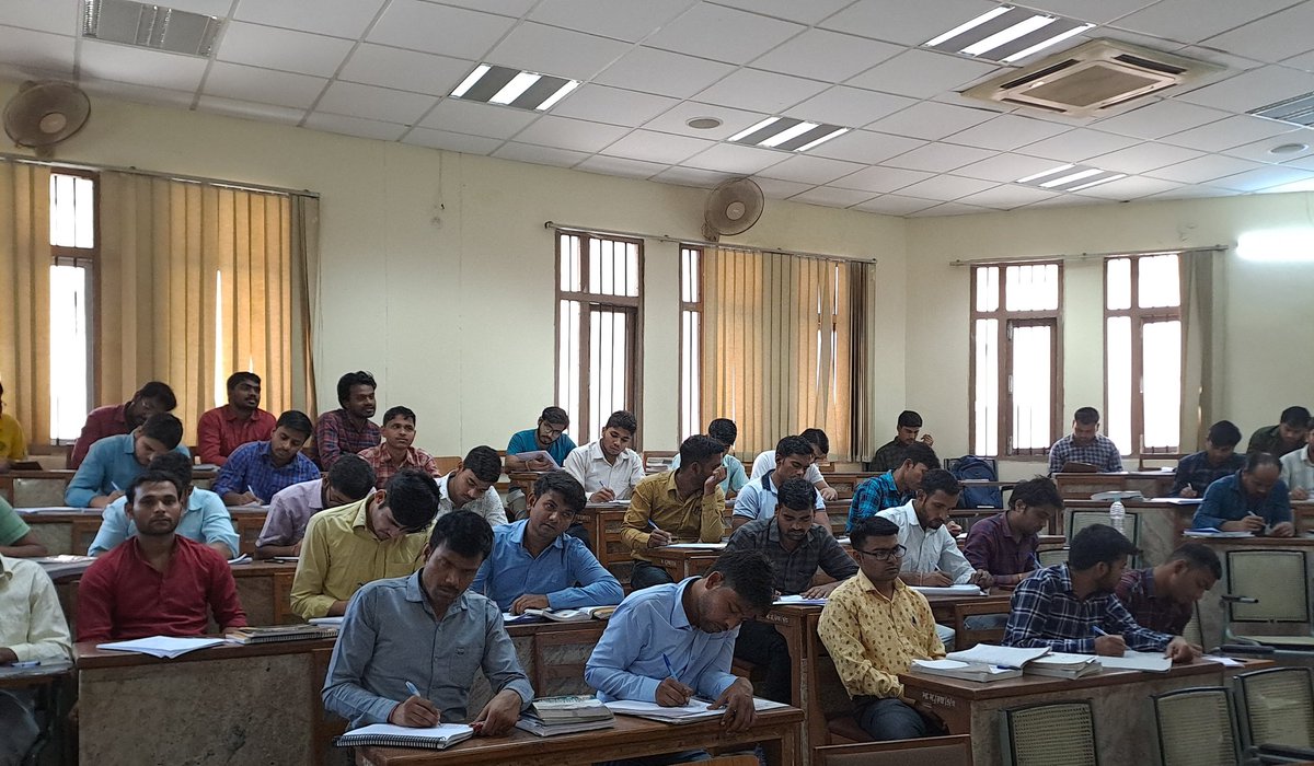 BhagidariBhawan's tweet photo. आज दिनाँक 10 अप्रैल 2023 को संस्थान में प्रवक्ता द्वारा अध्ययन करते छात्र।
@cmoffice @my_cmyogi @UPSamajKalyan @asim_arun @dr_hariom_ias @DrPawankyadav 
#socialwelfare #upgovt #bhagidaribhawan #drhariom https://t.co/836RelEHqA