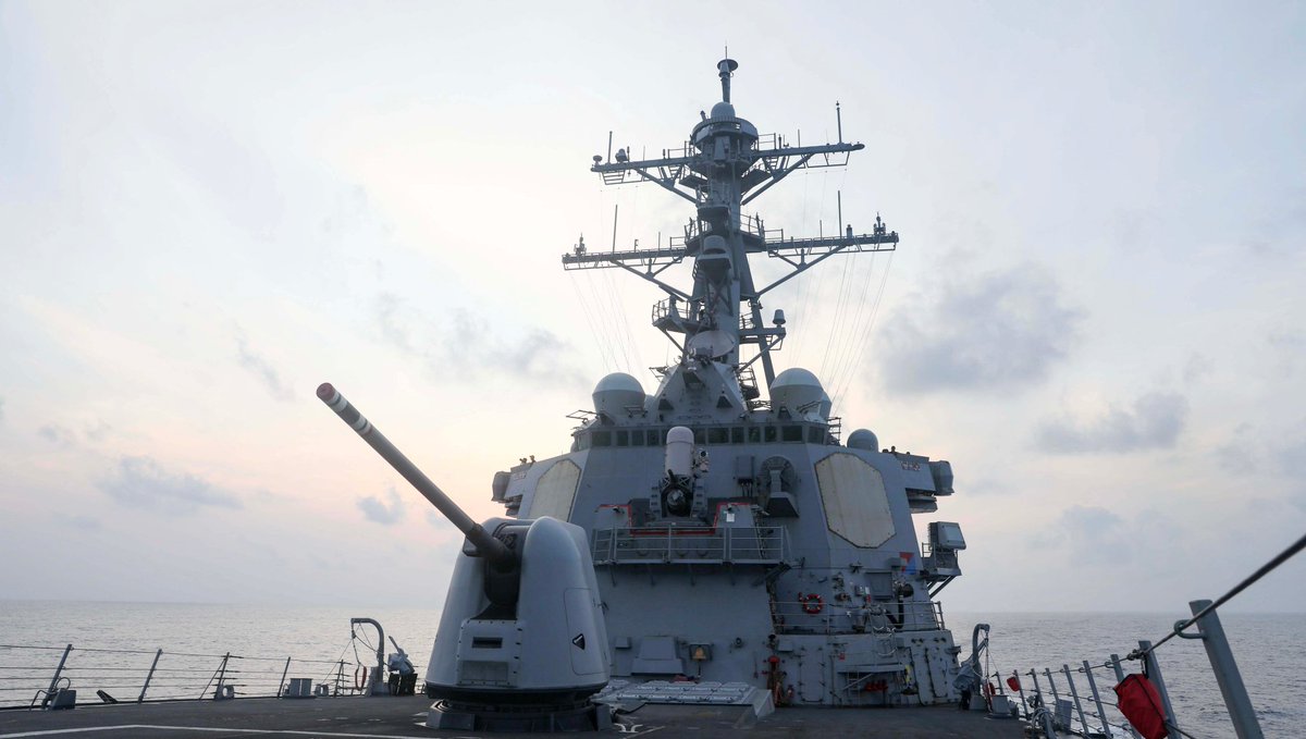 L_ThinkTank's tweet photo. ❗️ [ 🇨🇳 CHINE | 🇺🇸 ÉTATS-UNIS ]

🔸 Le destroyer américain lance-missiles Aegis, de classe Arleigh Burke, a navigué dans des eaux revendiquées par Pékin, en mer de Chine méridionale.

🔹️ Pékin affirme que « l'armée chinoise a suivi et surveillé les mouvements du destroyer ». 

🔹️  La Marine américaine, de son côté, déclare que cette « opération de liberté de navigation a respecté les droits, les libertés et les utilisations légales de la mer ».