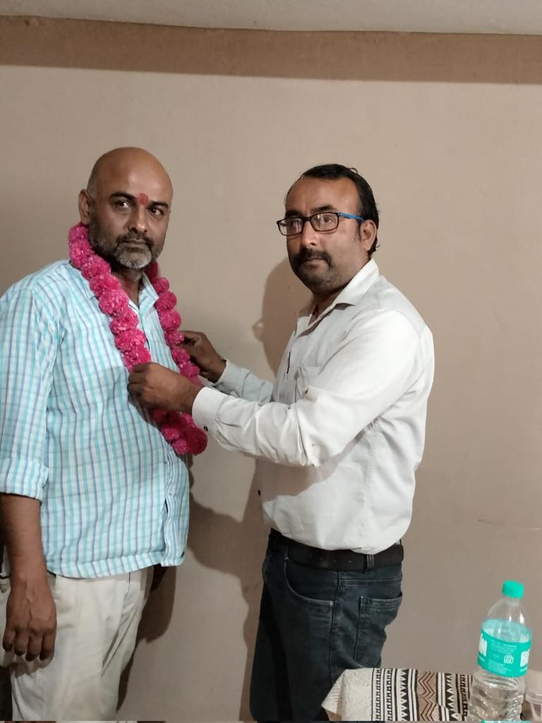 Se_MPEB_Shahdol's tweet photo. @mpeastdiscom 

मध्य प्रदेश पूर्व क्षेत्र विद्युत वितरण कंपनी की एक नई पहल की शुरुआत हुई है। इसमें शहडोल विद्युत विभाग के अधिकारियों के द्वारा ऐसे उपभोक्ता जो कि नियमित रूप से विद्युत देयक का भुगतान कर रहे हैं उन्हें पुष्पमाला एवं टीका लगाकर सम्मानित किया जा रहा है। https://t.co/xr2crMJRL0