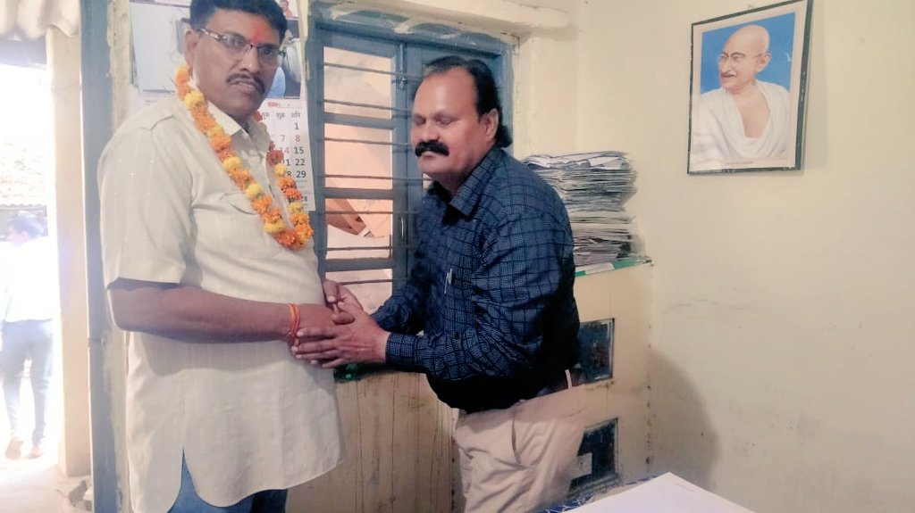 Se_MPEB_Shahdol's tweet photo. @mpeastdiscom 

मध्य प्रदेश पूर्व क्षेत्र विद्युत वितरण कंपनी की एक नई पहल की शुरुआत हुई है। इसमें शहडोल विद्युत विभाग के अधिकारियों के द्वारा ऐसे उपभोक्ता जो कि नियमित रूप से विद्युत देयक का भुगतान कर रहे हैं उन्हें पुष्पमाला एवं टीका लगाकर सम्मानित किया जा रहा है। https://t.co/xr2crMJRL0
