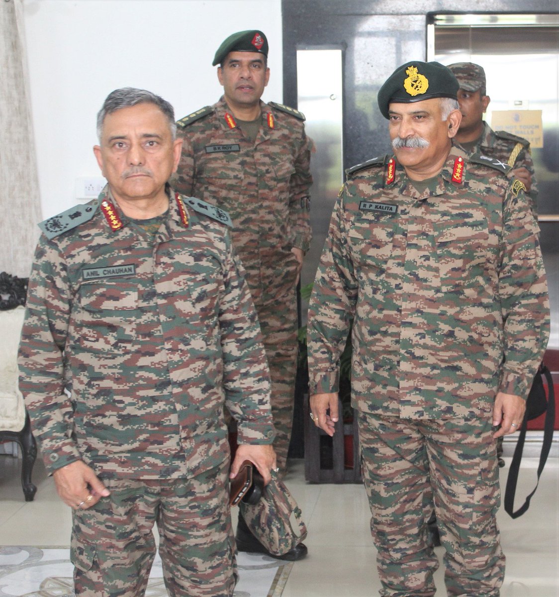 General Anil Chauhan, Chief of the Defence Staff #CDS visited HQ #agniveer Kolkata. He interacted with Lt Gen RP Kalita, #ArmyCdrEC  and senior officers at Fort William. He complimented the Rising Sun Command for their high morale & professionalism