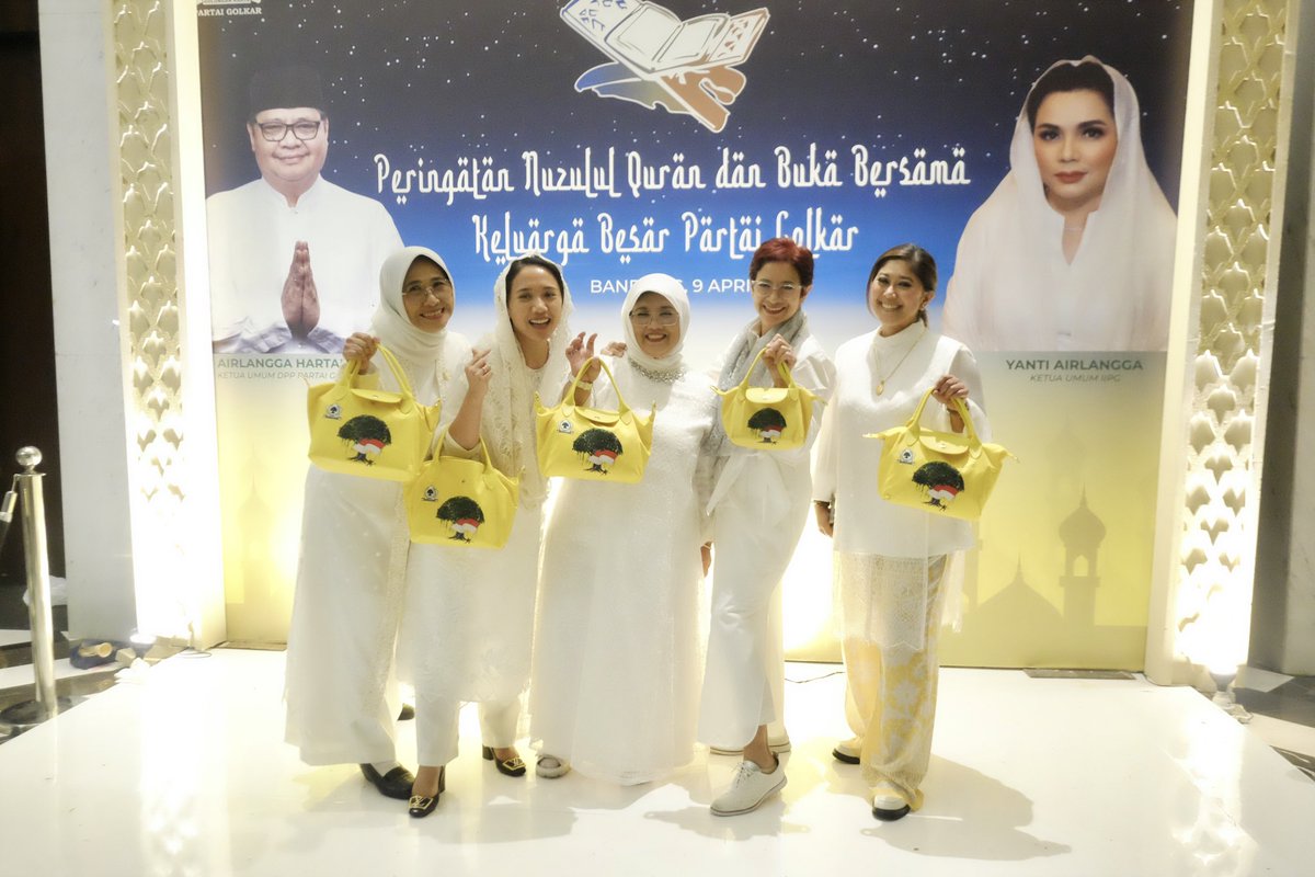 Spesial thanks untuk Teh <a href="/na_nurularifin/">Nurul Arifin</a>, teh <a href="/rita_fitria/">rita</a> , @medinawiranatakusumah, @irene_daryanto , <a href="/baniputri/">bani noormalitaputri</a>, @cucusugyati, tim geulis harmonis serta seluruh panitia yang telah mensukseskan acara kita 🫶 Thanks juga Kaka <a href="/meutya_hafid/">Meutya Hafid Ansyah</a>, dan @itje.siti.dewi.kuraesin supportnya