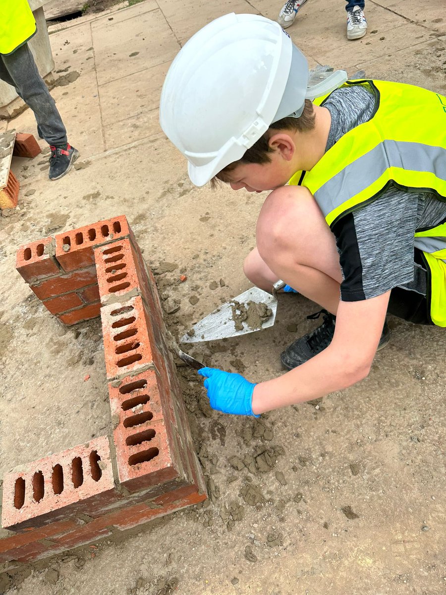 One of the big challenges we face is young people feeling uninspired to work. Our World of Work Project saw our Seniors head into the new housing developing on Grange Park to meet the tradespeople and try their hand at brick laying with @buildingwithyou. They loved it! 💙❤️