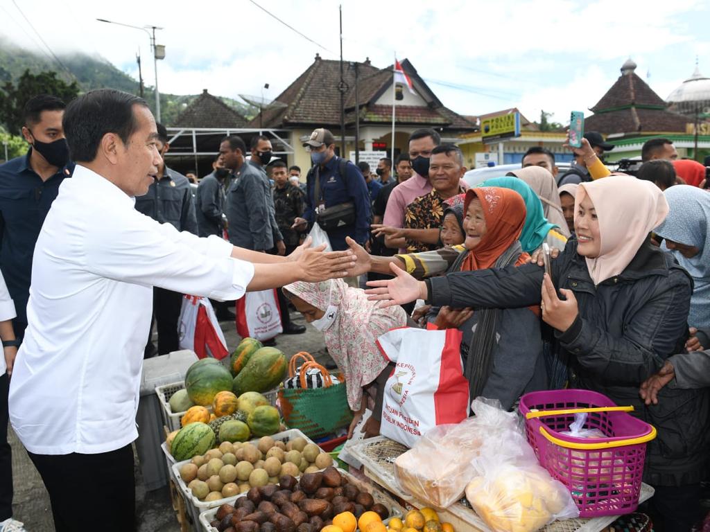 Mengunjungi Pasar Selo, Kabupaten Boyolali, Jawa Tengah pagi ini. Bersama menteri dan gubernur, saya berkeliling pasar, menanyakan harga-harga kebutuhan pokok, seraya menyerahkan bantuan sosial kepada para pedagang dan masyarakat sekitar pasar.