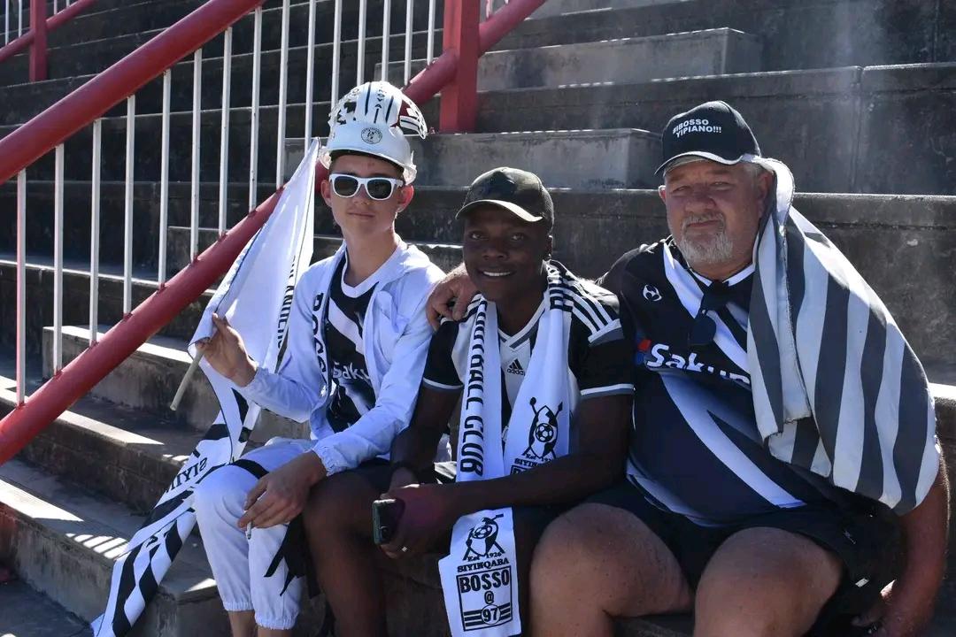 NewsPlumtree's tweet photo. Highlanderss Iteam yezwe lonke kwakhal' mantengwane..... 🎶🎶 https://t.co/g1LLepo2Ng