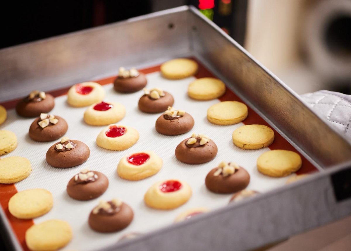 Bakelore_Bakery's tweet photo. Freshly baked cookies out from the oven !
Come taste the goodness from our wide range of cookie offerings.

#bakelore #bakedcookies #cookies #cookie #bakelorebakery #bakeloremadhapur #hyderabadcookies #hyderabadfood #Hyderabad #madhapur #freshcookies #cakeshop #madhapurbakery https://t.co/EAXpHk5H40
