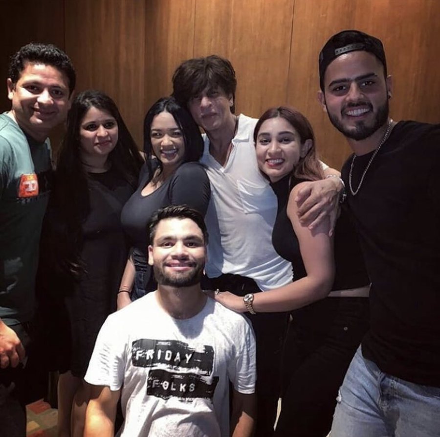 Raj_SRKian786's tweet photo. #SRK with Piyush Chawla, Rinku Singh and Nitish Rana Last Night !! ❤

#ShahRuhKhan #RinkuSingh https://t.co/qRw7THaCUT