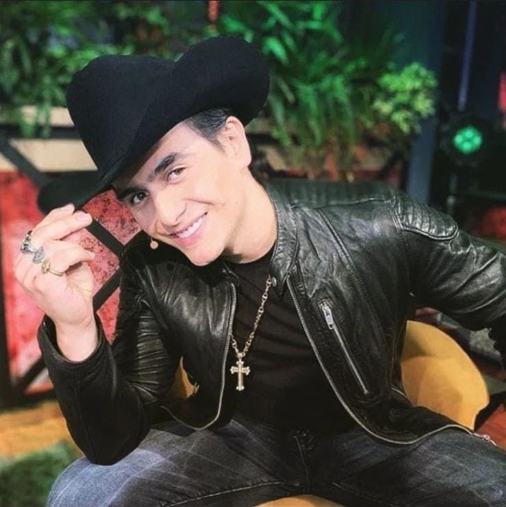 Adela_Micha's tweet photo. #ÚltimaHora 🚨 | Localizan sin vida a #JuliánFigueroa, hijo de Joan Sebastian y Maribel Guardia, en una casa en la alcaldía Alvaro Obregón, #CDMX. https://t.co/NkEaCV6Ovq