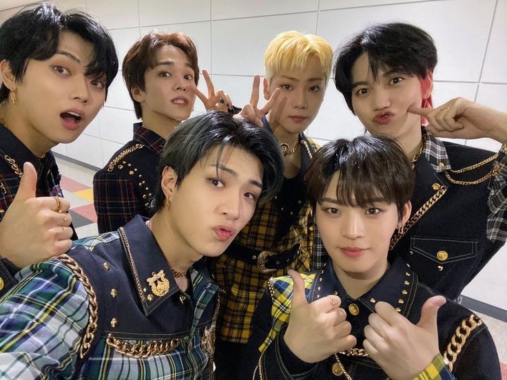 harulxve's tweet photo. 5. ONF

Que ya vuelvan de la guerra o me mato, no soporto más

Ellos fueron el tercer grupo que stanneé porque los vi en un Weekly Idol de Nu'est W y aquí sigo pegada

Mis biases son el superior Hyojin y el superior Jaeyoung pero los amo a todos stream your song https://t.co/NKwgxaCHYB