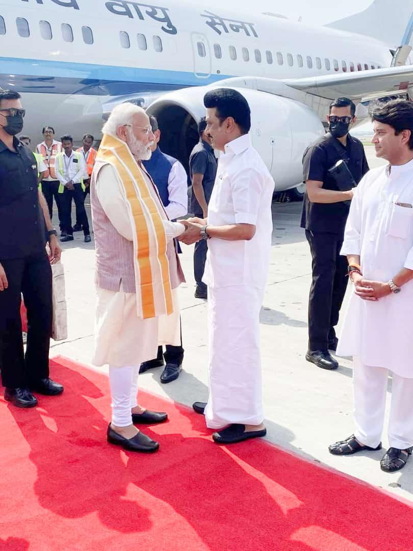 BandarapuB's tweet photo. @republic @KTRBRS తోటి రాష్ట్ర ముఖ్యమంత్రి కి ఉన్న సోయి మనకు లేకపాయే.. 
అహంకారం అనేది ఏ స్థాయిలో ఉన్నదో ప్రజలకు ఎరుకాయే... https://t.co/n5YdGz02J5